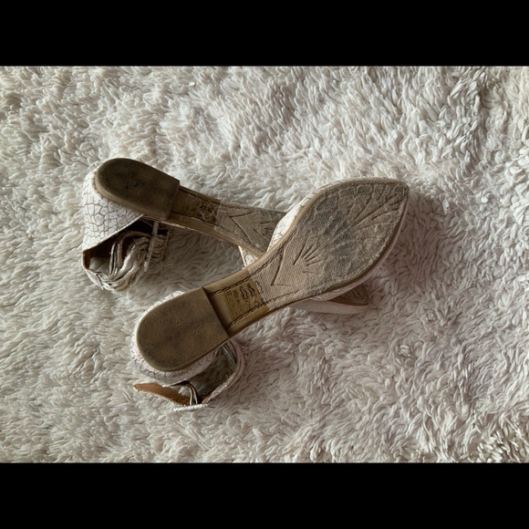 Silver toned flats w/ some gold infused! - Picture 4 of 7